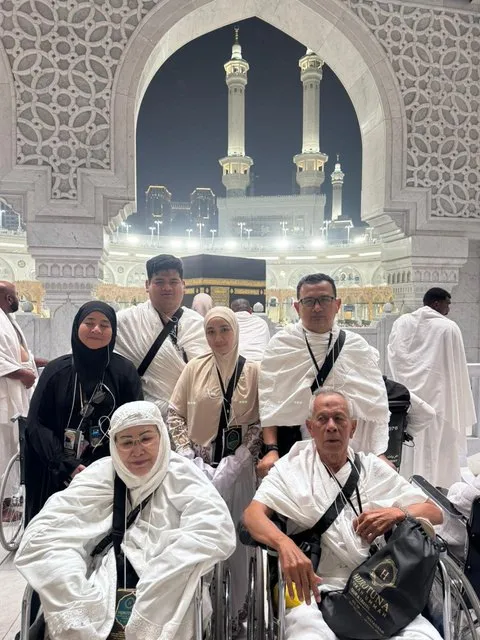 Jemaah Hijrotuna di depan Ka'bah