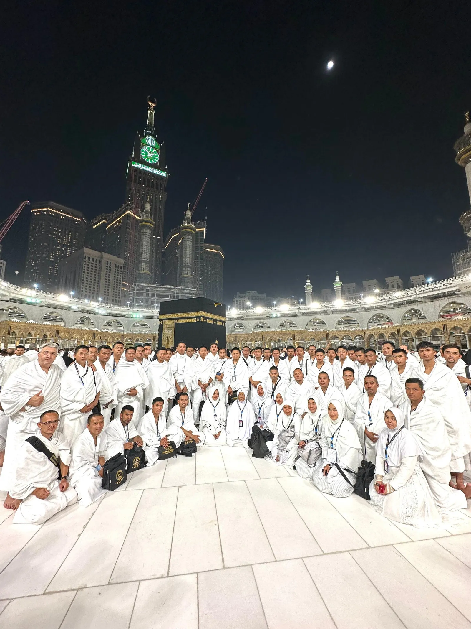 Jemaah Hijrotuna di pelataran Masjidil Haram pada malam hari